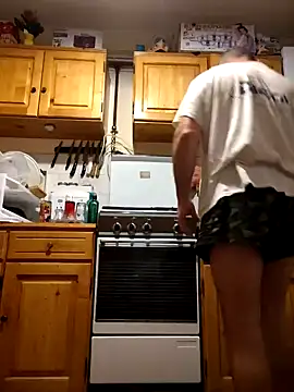 Snapshot of intx800 chatting on 12.16.24 intx800 online show from 12.16.24