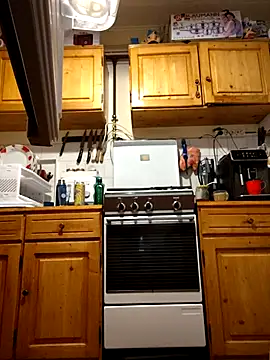 Snapshot of intx800 chatting on 12.18.24 intx800 online show from 12.18.24