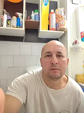 Snapshot of intx800 chatting on 12.20.24 intx800 online show from 12.20.24