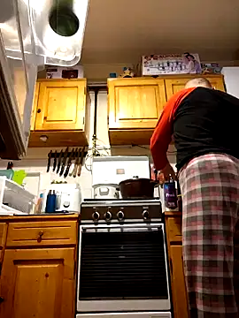 Snapshot of intx800 chatting on 02.13.25 intx800 online show from 02.13.25