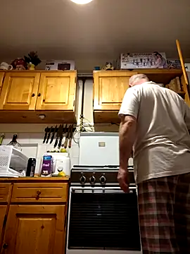 Snapshot of intx800 chatting on 02.28.25 intx800 online show from 02.28.25