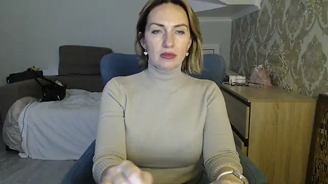 Snapshot of Mallinia chatting on 12.15.25 Mallinia online show from 12.15.25