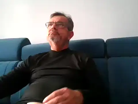 Snapshot of axecoman60 chatting on 02.01.25 axecoman60 online show from 02.01.25