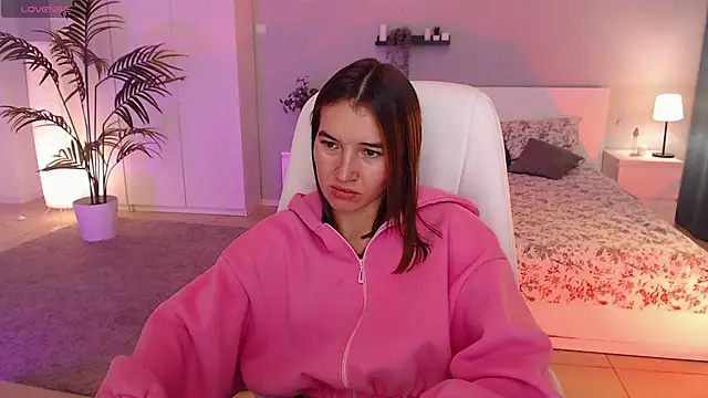 Bellla Haddid online show from 09.16.25