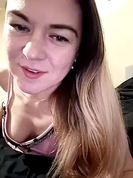 Snapshot of LunikaLunaX chatting on 12.30.24 LunikaLunaX online show from 12.30.24