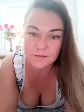 Snapshot of LunikaLunaX chatting on 09.10.25 LunikaLunaX online show from 09.10.25