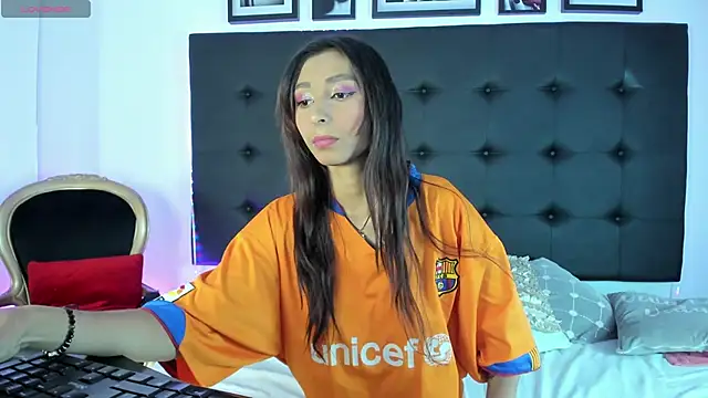 Snapshot of SaraDreamss chatting on 01.06.25 SaraDreamss online show from 01.06.25