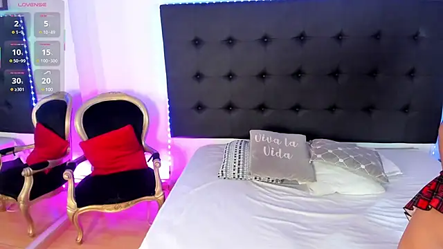 Snapshot of SaraDreamss chatting on 02.18.25 SaraDreamss online show from 02.18.25