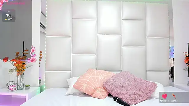 Snapshot of SaraDreamss chatting on 03.18.25 SaraDreamss online show from 03.18.25