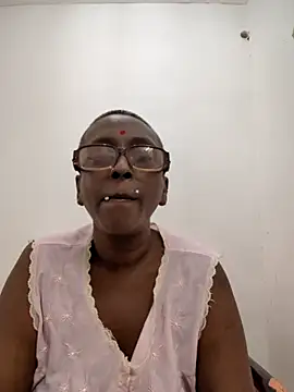 Snapshot of mamakarma1403 chatting on 06.25.26 mamakarma1403 online show from 06.25.26