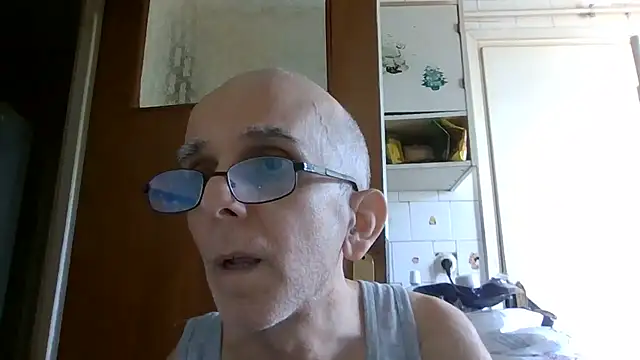 Snapshot of mariusica1@xh chatting on 06.14.26 mariusica1xh online show from 06.14.26