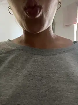 Snapshot of Gabizinhagirls chatting on 09.18.25 Gabizinhagirls online show from 09.18.25