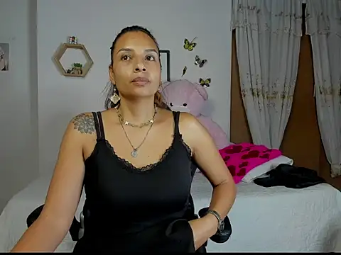 Snapshot of mykaelahoney chatting on 11.22.25 mykaelahoney online show from 11.22.25
