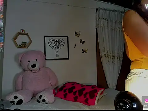 Snapshot of mykaelahoney chatting on 11.27.25 mykaelahoney online show from 11.27.25