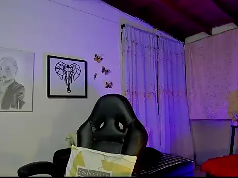 Snapshot of mykaelahoney chatting on 12.19.25 mykaelahoney online show from 12.19.25