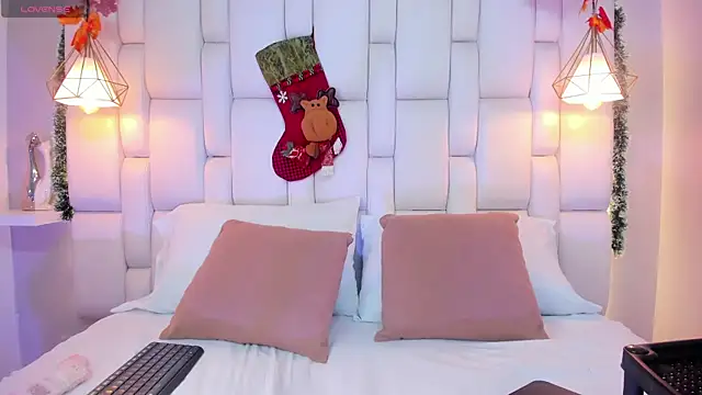 Snapshot of AslyGomez chatting on 12.20.24 AslyGomez online show from 12.20.24