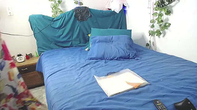 Snapshot of DominaLeona chatting on 10.28.25 DominaLeona online show from 10.28.25