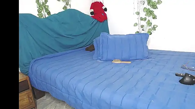 Snapshot of DominaLeona chatting on 11.15.25 DominaLeona online show from 11.15.25