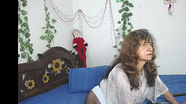 Snapshot of DominaLeona chatting on 11.19.25 DominaLeona online show from 11.19.25