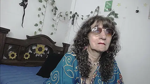 Snapshot of DominaLeona chatting on 05.18.26 DominaLeona online show from 05.18.26