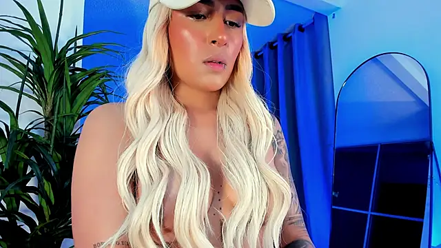 Snapshot of EviePhoenix chatting on 10.13.25 EviePhoenix online show from 10.13.25