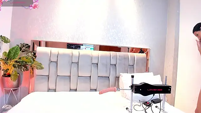 Snapshot of RoseTaylor__ chatting on 09.24.25 RoseTaylor online show from 09.24.25
