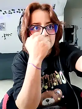 Snapshot of Lin-cute chatting on 12.15.24 Lin-cute online show from 12.15.24