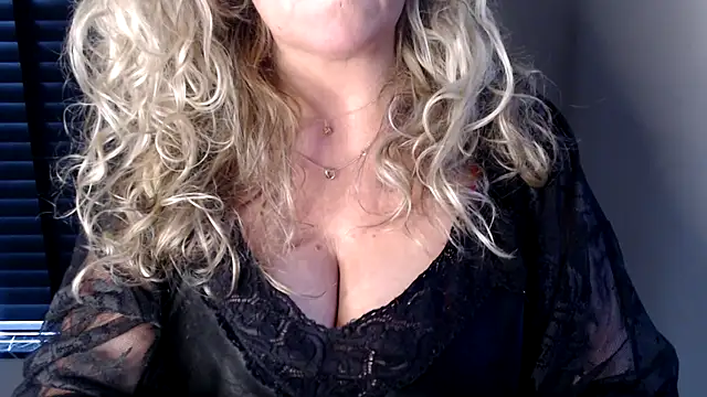 Snapshot of JenniLowen chatting on 01.02.25 JenniLowen online show from 01.02.25