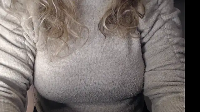Snapshot of JenniLowen chatting on 01.09.25 JenniLowen online show from 01.09.25