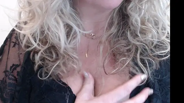Snapshot of JenniLowen chatting on 01.29.25 JenniLowen online show from 01.29.25
