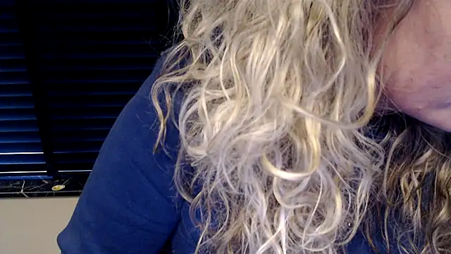 Snapshot of JenniLowen chatting on 02.10.25 JenniLowen online show from 02.10.25
