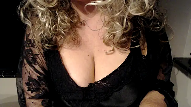 Snapshot of JenniLowen chatting on 02.25.25 JenniLowen online show from 02.25.25