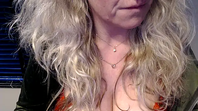 Snapshot of JenniLowen chatting on 03.03.25 JenniLowen online show from 03.03.25