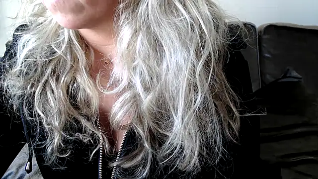 Snapshot of JenniLowen chatting on 03.06.25 JenniLowen online show from 03.06.25