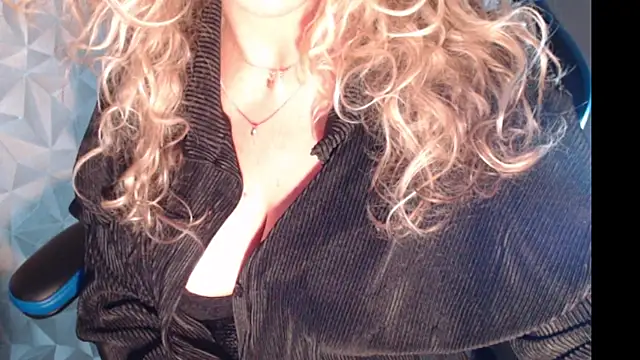 Snapshot of JenniLowen chatting on 03.13.25 JenniLowen online show from 03.13.25