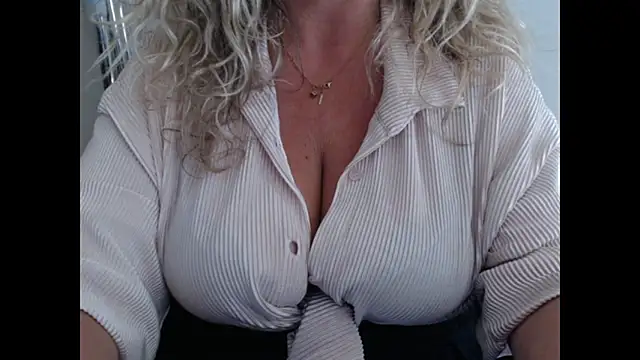 Snapshot of JenniLowen chatting on 06.16.26 JenniLowen online show from 06.16.26