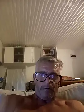 Snapshot of NICJOHNS chatting on 02.14.25 NICJOHNS online show from 02.14.25