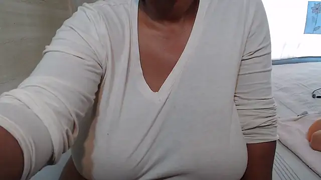 Snapshot of FlavoredNia chatting on 03.04.25 FlavoredNia online show from 03.04.25