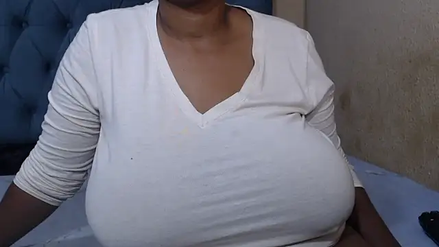 Snapshot of FlavoredNia chatting on 03.04.25 FlavoredNia online show from 03.04.25