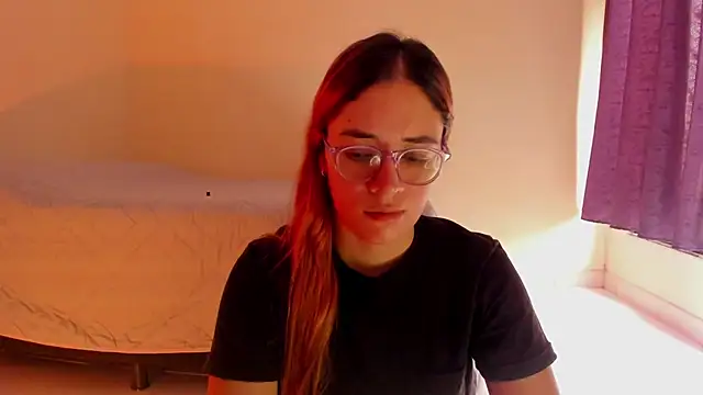 Snapshot of atenas_05_ chatting on 04.19.26 atenas 05 online show from 04.19.26
