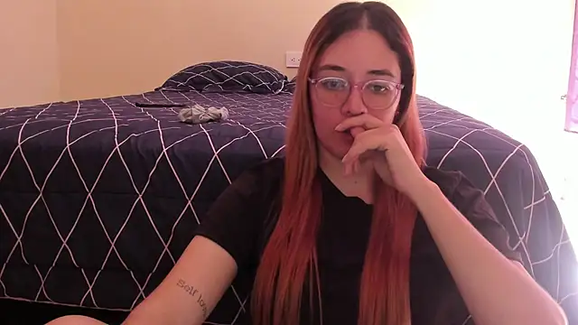 Snapshot of atenas_05_ chatting on 05.17.26 atenas 05 online show from 05.17.26