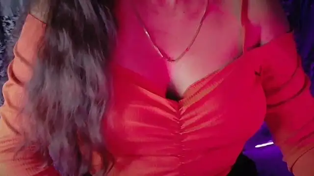 Snapshot of SexyAndHottie chatting on 05.21.26 SexyAndHottie online show from 05.21.26