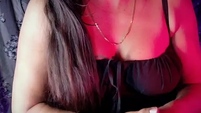 Snapshot of SexyAndHottie chatting on 05.27.26 SexyAndHottie online show from 05.27.26