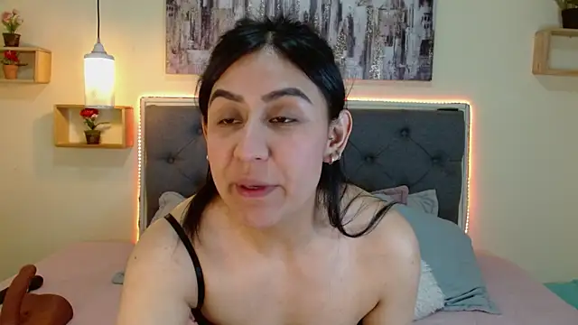 mia aira online show from 12.18.25