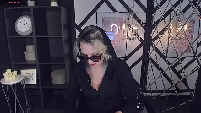 Queen Anna  online show from 01.13.25