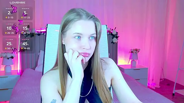 Snapshot of CuteMousee chatting on 04.28.26 CuteMousee online show from 04.28.26