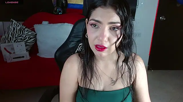 Snapshot of Carolaine69_ chatting on 06.25.26 Carolaine69 online show from 06.25.26