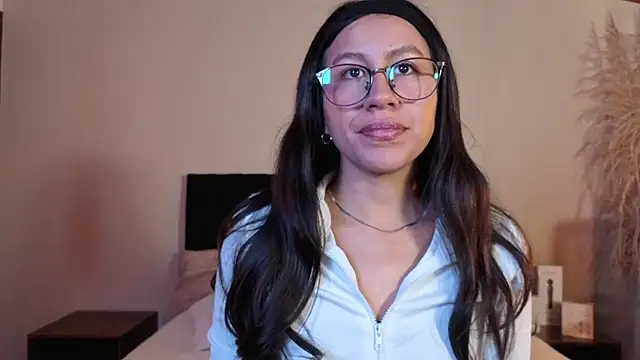 Snapshot of EmiGomez_ chatting on 04.11.26 EmiGomez online show from 04.11.26