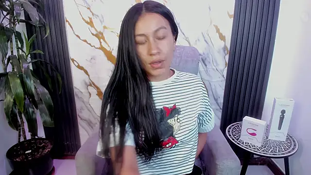 Snapshot of EmiGomez_ chatting on 05.27.26 EmiGomez online show from 05.27.26
