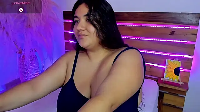 Snapshot of nadine_russo chatting on 05.12.26 nadine russo online show from 05.12.26